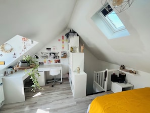 4 habitaciones, tabla de planchar con plancha, wifi y ropa de cama 