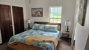 3 dormitoris, planxa i posts de planxar i un bressol de viatge