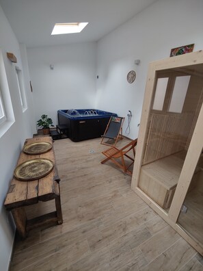 Sauna, hot tub