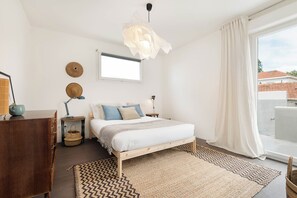 4 bedrooms, iron/ironing board, WiFi, bed sheets