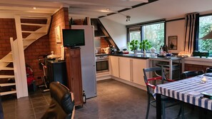 Kjøleskap, mikrobølgeovn, kokeplater og oppvaskmaskin