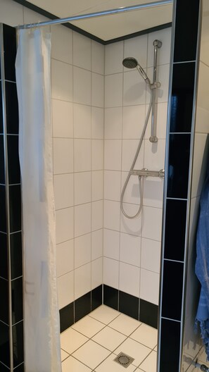 Shower, hair dryer - Freistehendes Ferienhaus 800m zum Strandaufgang! (Callantsoog)