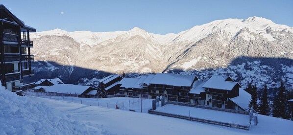 Exterior - 30m from ski lifts, 2nd floor, view ski slopes, terrace, tv, ski locker, 19m², Montalbert (La Plagne)
