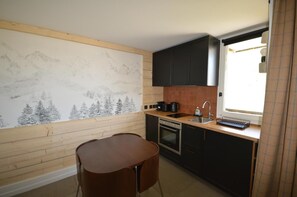 Fridge, microwave, oven, dishwasher - 30m from ski lifts, 2nd floor, view ski slopes, terrace, tv, ski locker, 19m², Montalbert (La Plagne)