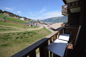 Property grounds - 30m from ski lifts, 2nd floor, view ski slopes, terrace, tv, ski locker, 19m², Montalbert (La Plagne)
