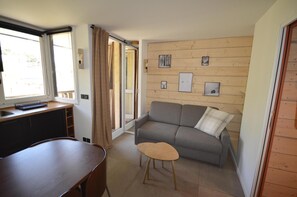 Living area - 30m from ski lifts, 2nd floor, view ski slopes, terrace, tv, ski locker, 19m², Montalbert (La Plagne)
