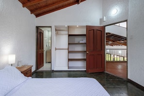 Edredón y tabla de planchar con plancha