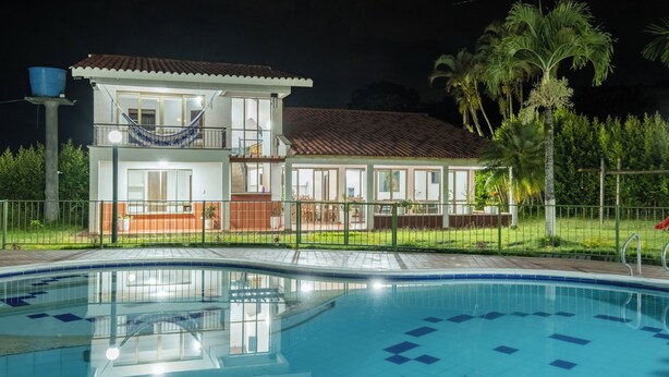 A two-story house with a swimming pool in front. - Hotel Chalet La Sofia by Majuva (Armenia)