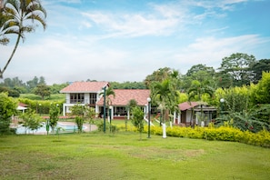 Vista frontal de la propiedad