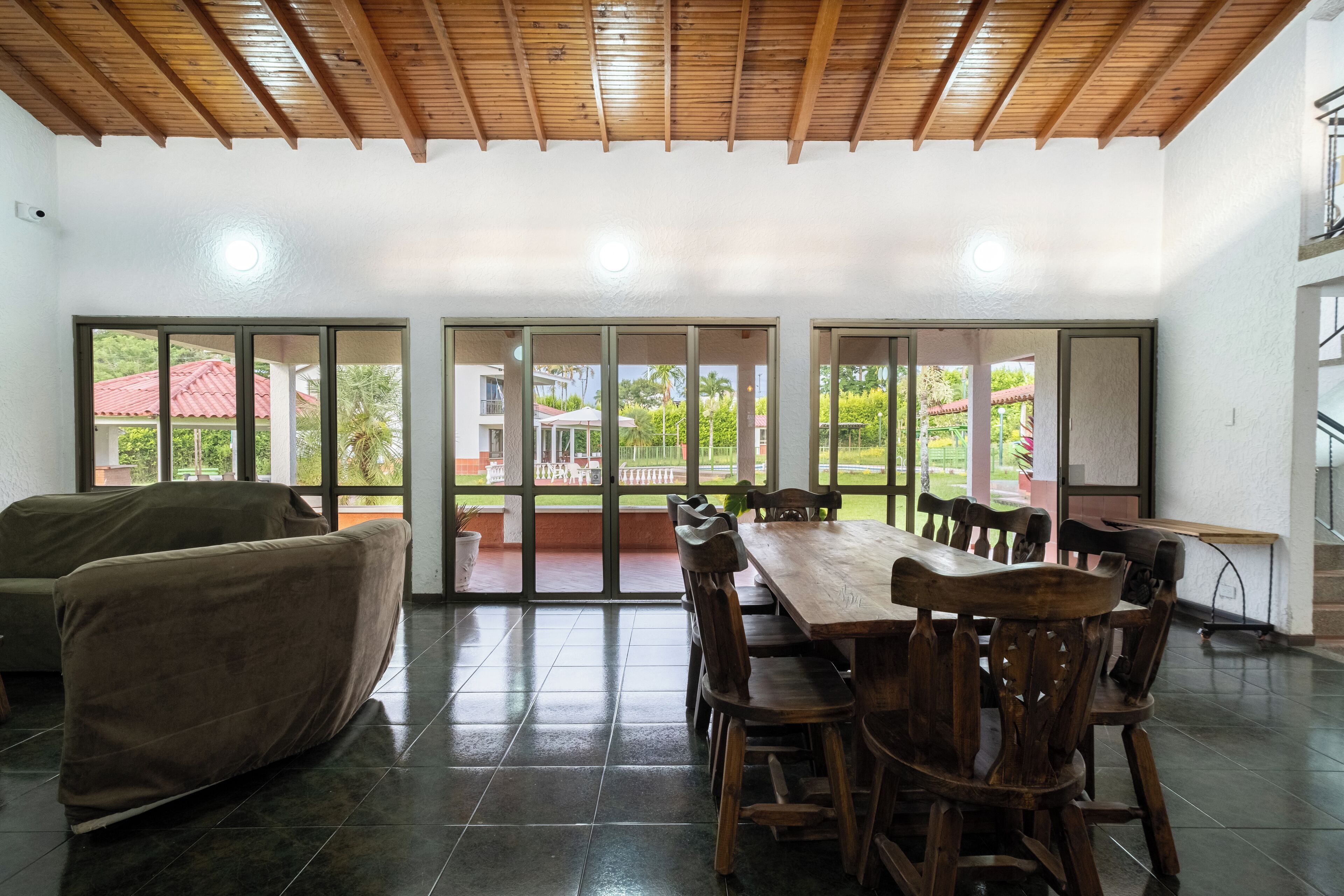Chalet básico, 4 habitaciones, acceso a la piscina, en la zona del jardín | Zona de estar