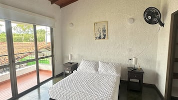 雙人房, 露台, 泳池景 | 羽絨被、熨斗/熨衫板