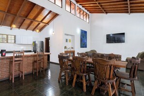 Chalet, 4 chambres, accès piscine, côté jardin | Coin séjour