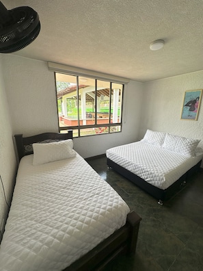 Edredón y tabla de planchar con plancha