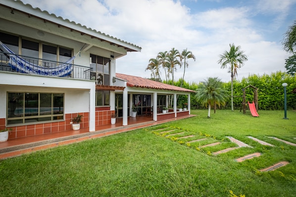 Chalet básico, 4 habitaciones, acceso a la alberca, en el área del jardín | Edredón y tabla de planchar con plancha