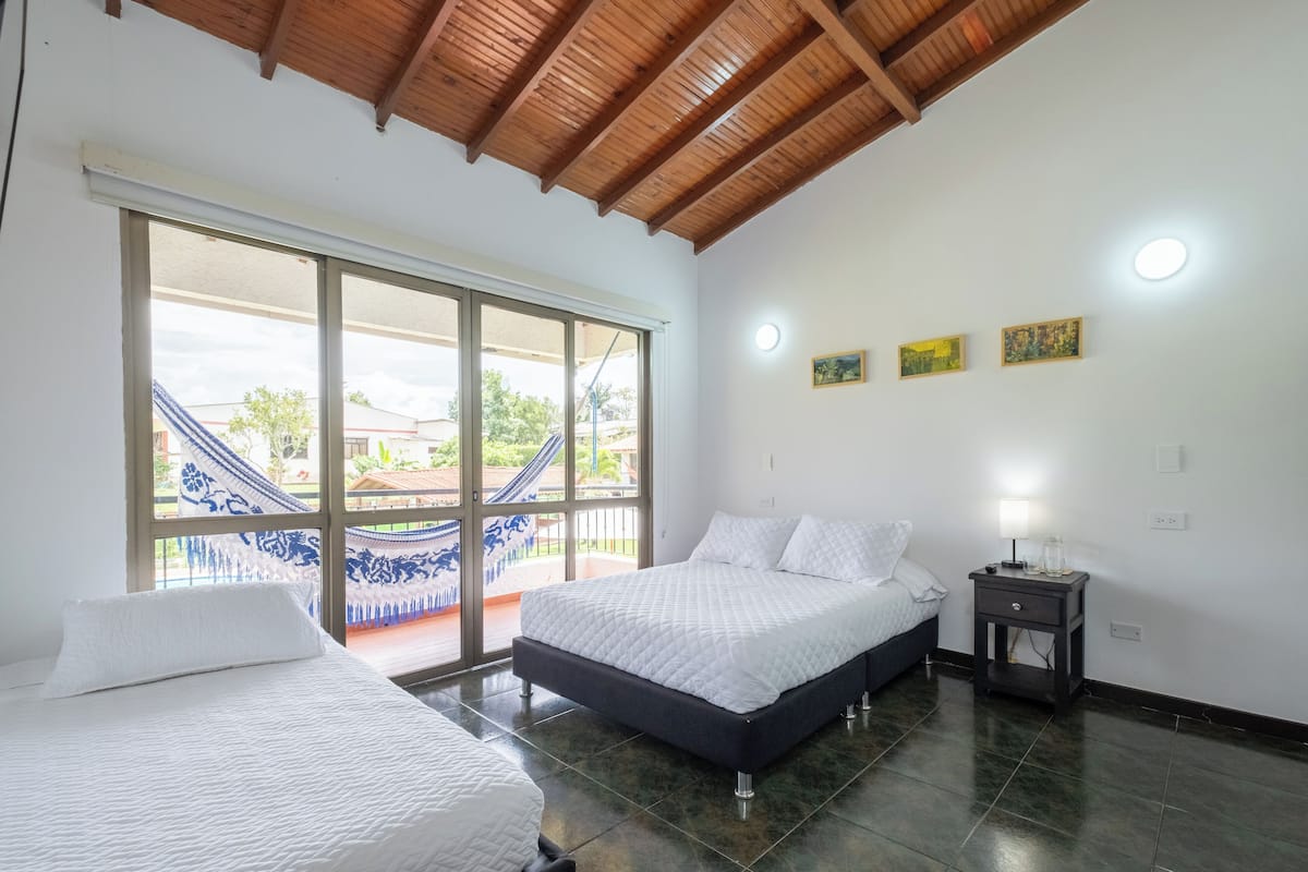 Edredón y tabla de planchar con plancha