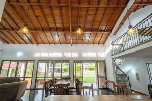 Chalet, 4 chambres, accès piscine, côté jardin