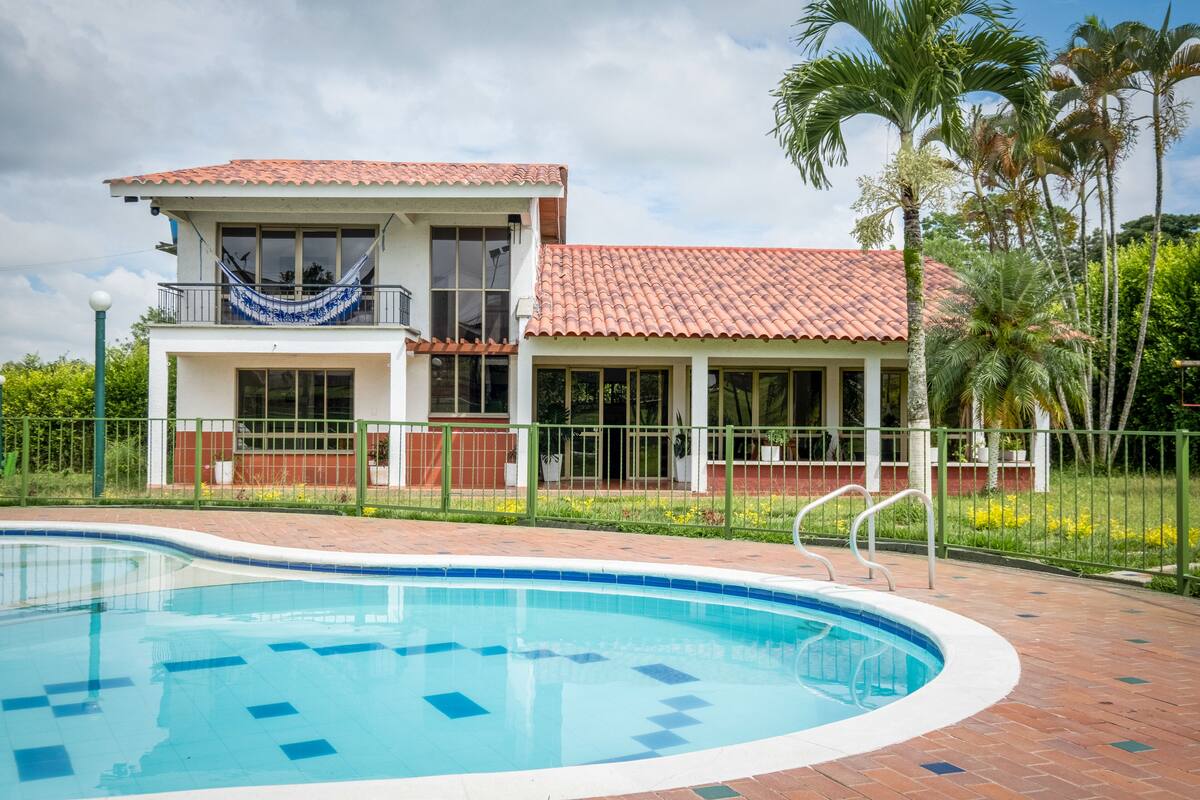Casa básica, 4 quartos, acesso à piscina, vista para o jardim | Edredons de pluma, ferros/tábuas de passar roupa