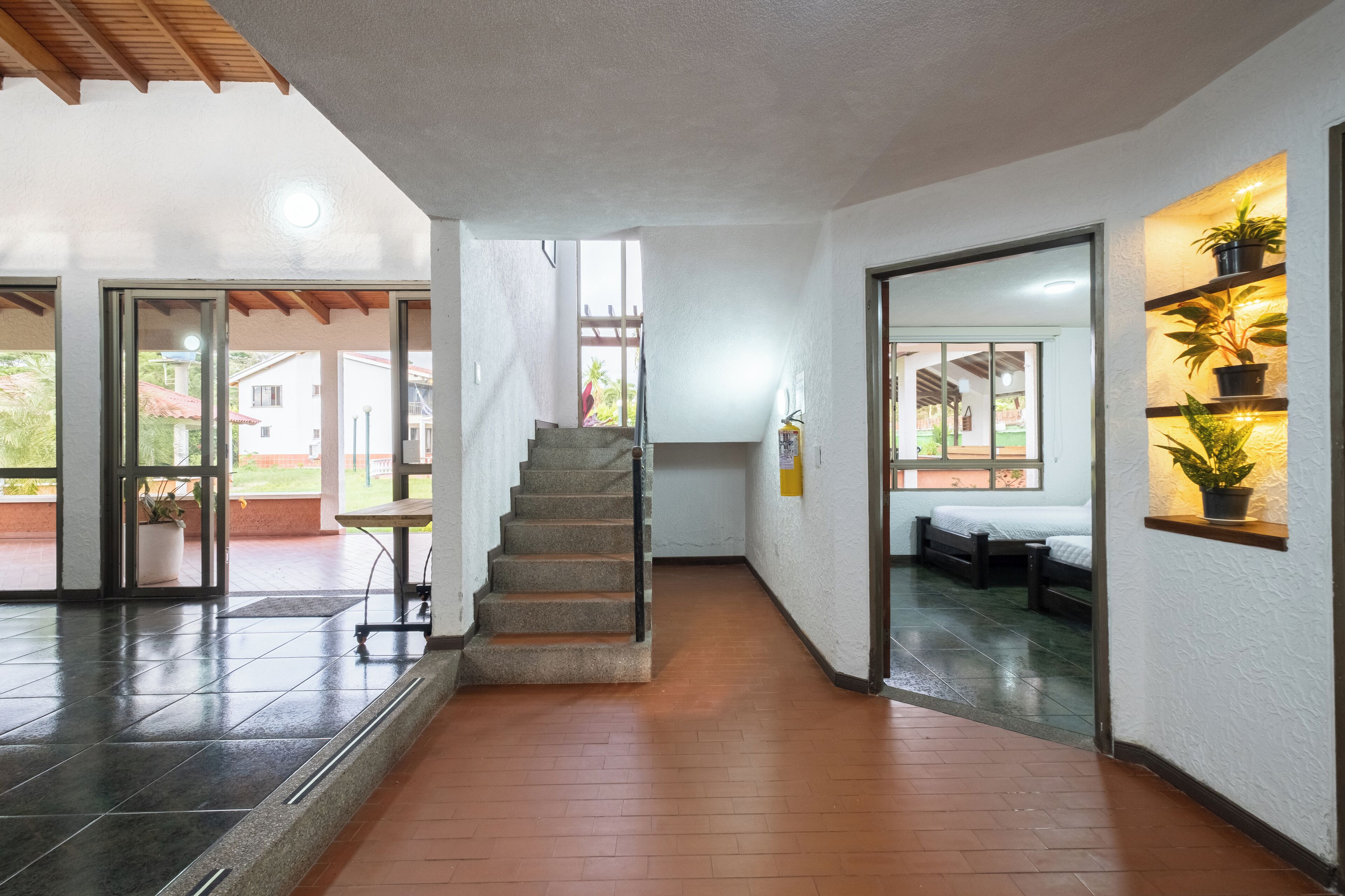 Cubrecamas y tabla de planchar con plancha 