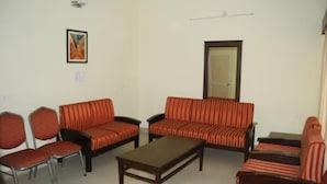 A room with two sofas, two armchairs, and a coffee table. - Koel Tourist Resort (Kaithal)