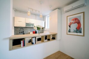 Kylskåp, ugn, kaffe- och tebryggare och vattenkokare