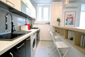 Fridge, oven, coffee/tea maker, electric kettle - Urban Nest by the Station Bucharest (București)