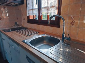 Een magnetron, een kookplaat, een vaatwasser