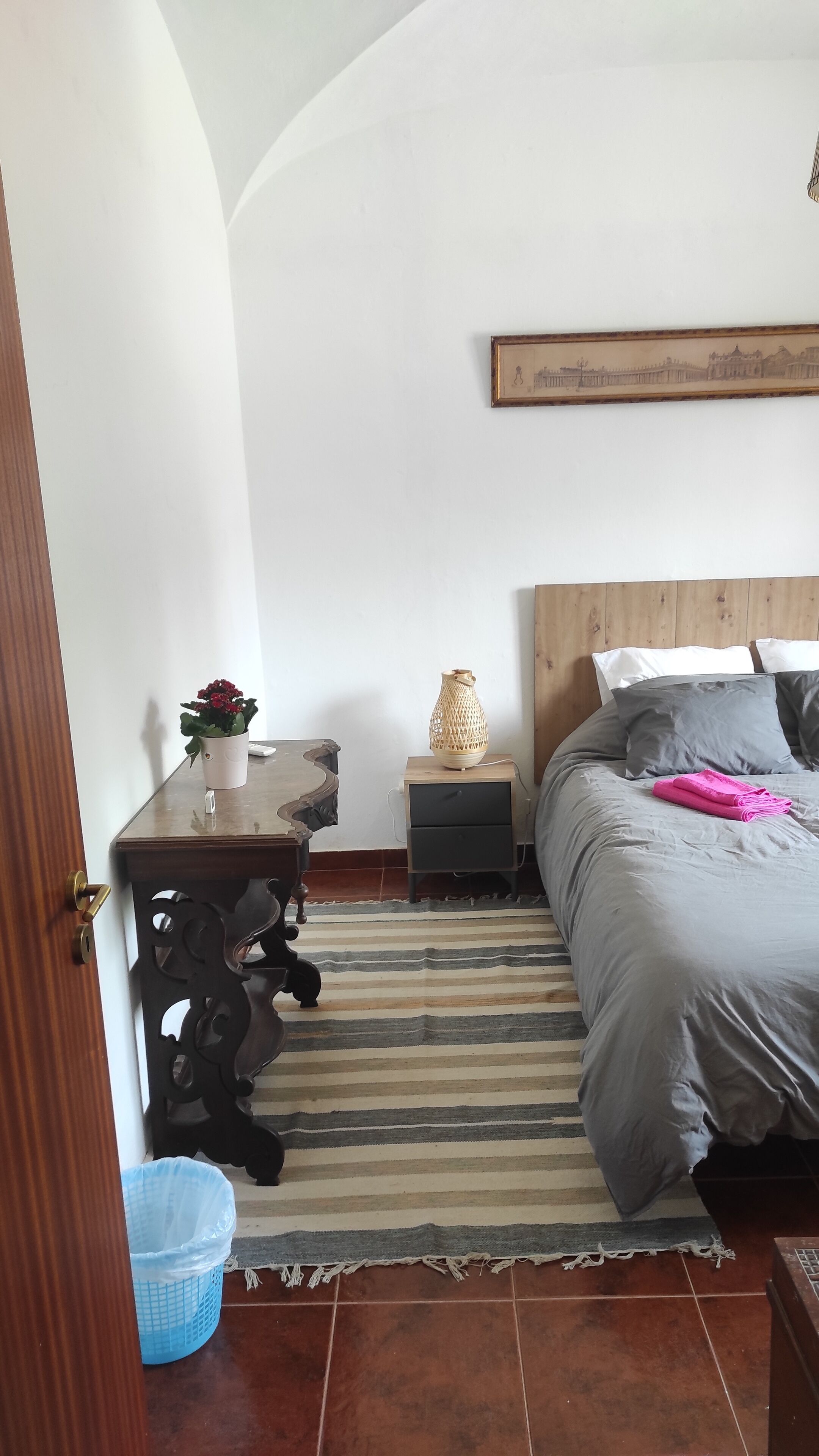 2 bedrooms, desk, iron/ironing board, WiFi