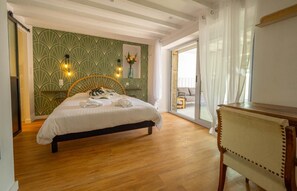 3 chambres, bureau, fer et planche à repasser, lit parapluie