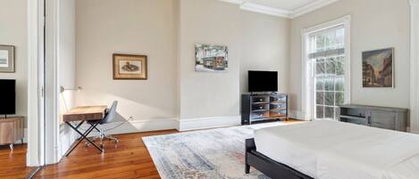 1 Schlafzimmer, Schreibtisch, Bügeleisen/Bügelbrett, Reisekinderbett