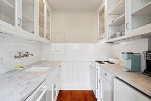 Fridge, microwave, stovetop, dishwasher