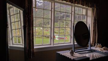 Superior Twin Room, Mountain View | Free WiFi