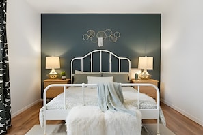 Premium bedding, down duvets, memory-foam beds, individually furnished - Doran Farm & Wedding Venue (Richmond Hill)