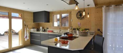 Geladeira, micro-ondas, fogão, lava-louças