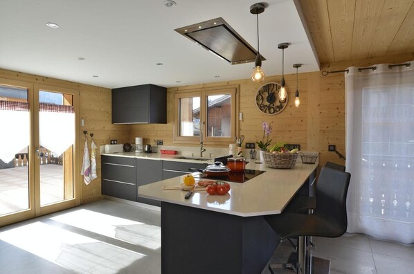 Kylskåp, mikrovågsugn, ugn och diskmaskin