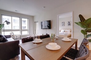 Deluxe-huoneisto, parveke | Ruokailu omassa huoneessa