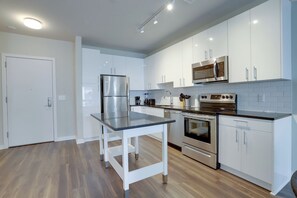 Apartemen Deluks, balkon | Dapur pribadi | Mesin pembuat kopi/teh dan meja makan