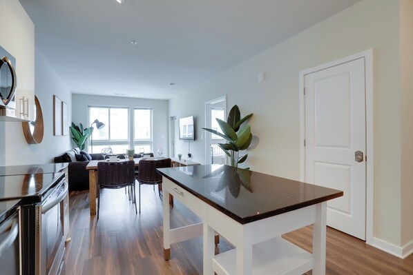 Apartamento Deluxe, balcón | Servicio de comidas en la habitación
