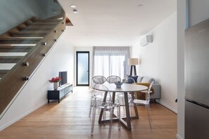 Dining - St Vincent Charmer - Stylish Townhouse w CarPark (Auckland)