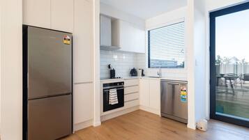 Fridge, oven, stovetop, coffee/tea maker