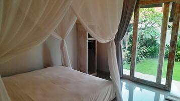 Desk, soundproofing, free WiFi