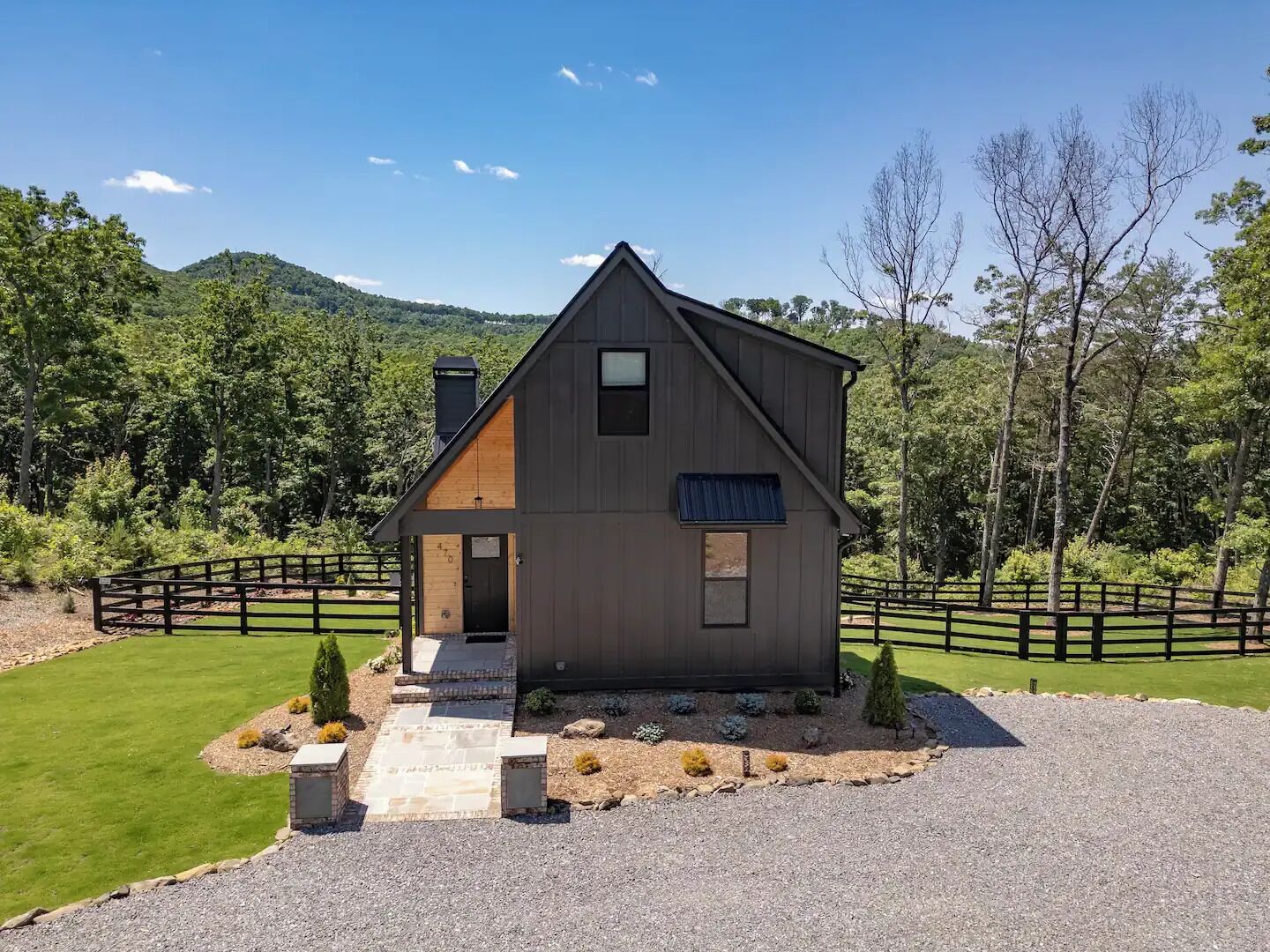 The Pickleball Lodge on beautiful North Georgia Mountains. 5 minutes from Winery