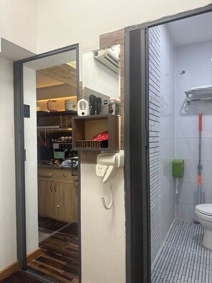 Secador de cabelo, bidê, toalhas de banho, sabonete