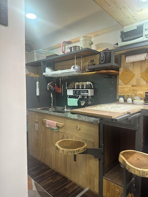 Geladeira, micro-ondas, fogão, chaleira elétrica