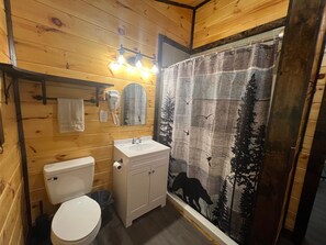 Douche, séchoir à cheveux, serviettes fournies, savon