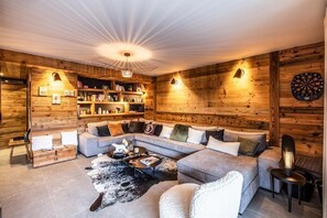 Fireplace - Wifi, 350m from ski slopes, 2nd floor, balcony, fireplace or stove, parking, tv, ski locker, 190m² (Les Gets)