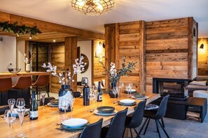 Dining - Wifi, 350m from ski slopes, 2nd floor, balcony, fireplace or stove, parking, tv, ski locker, 190m² (Les Gets)