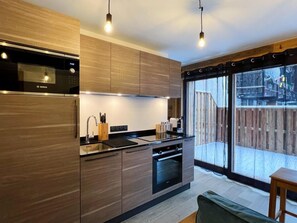 Microwave, oven, dishwasher, coffee/tea maker