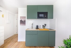 Kylskåp, mikrovågsugn, spishäll och diskmaskin