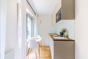 Een koelkast, een magnetron, een kookplaat, een vaatwasser