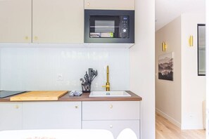 Fridge, microwave, stovetop, dishwasher